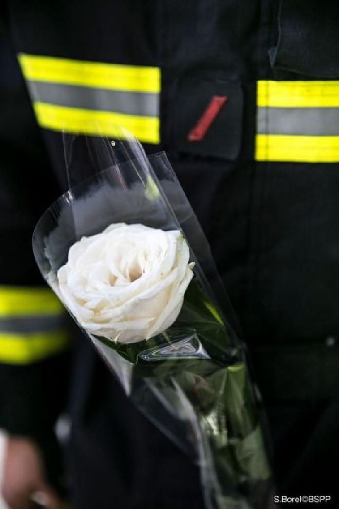 Photo d'une rose blanche sur un uniforme de sapeur-pompier